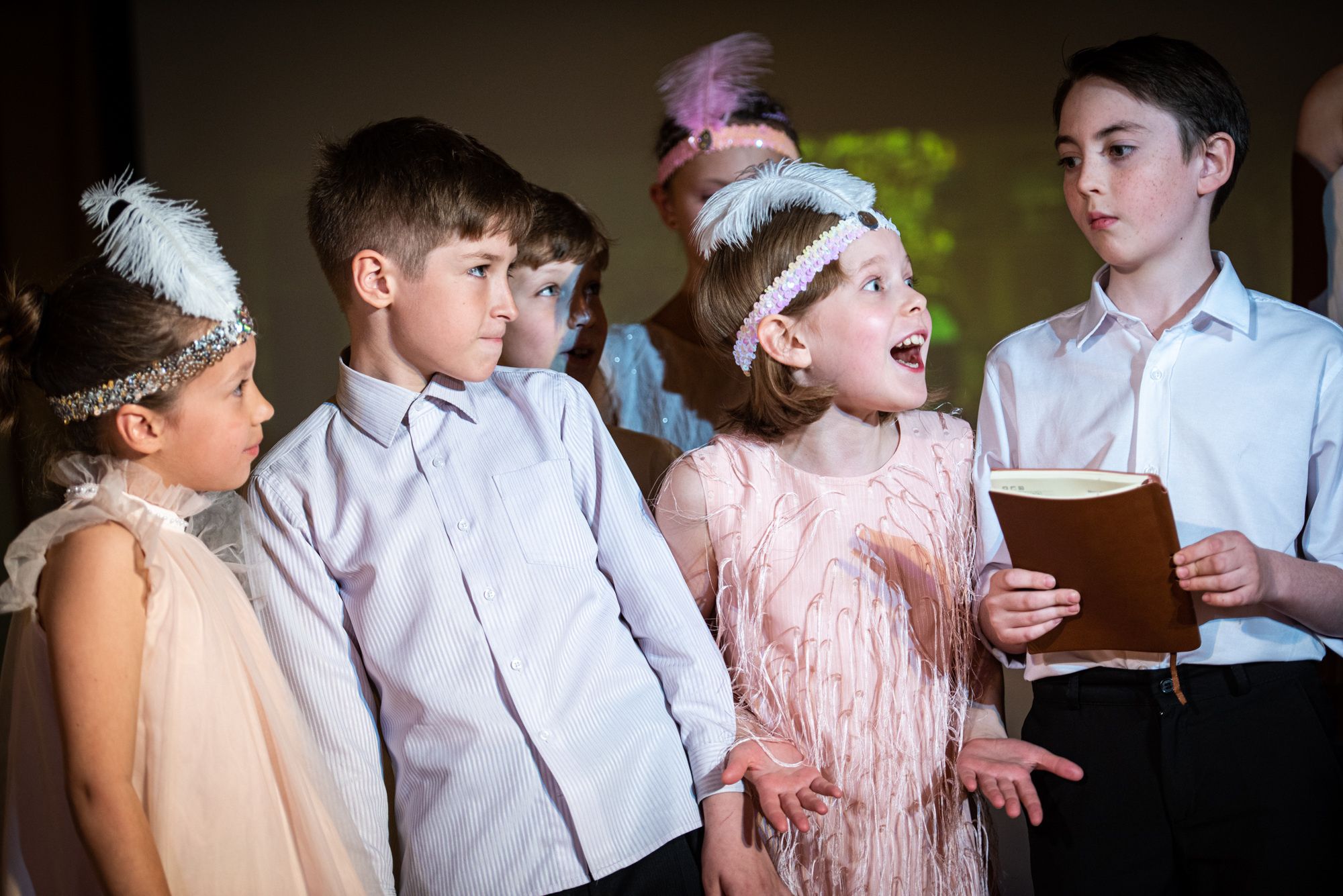 Дети на спектакле про Пушника в рамках постановки детской театральной студии Деол Мечты